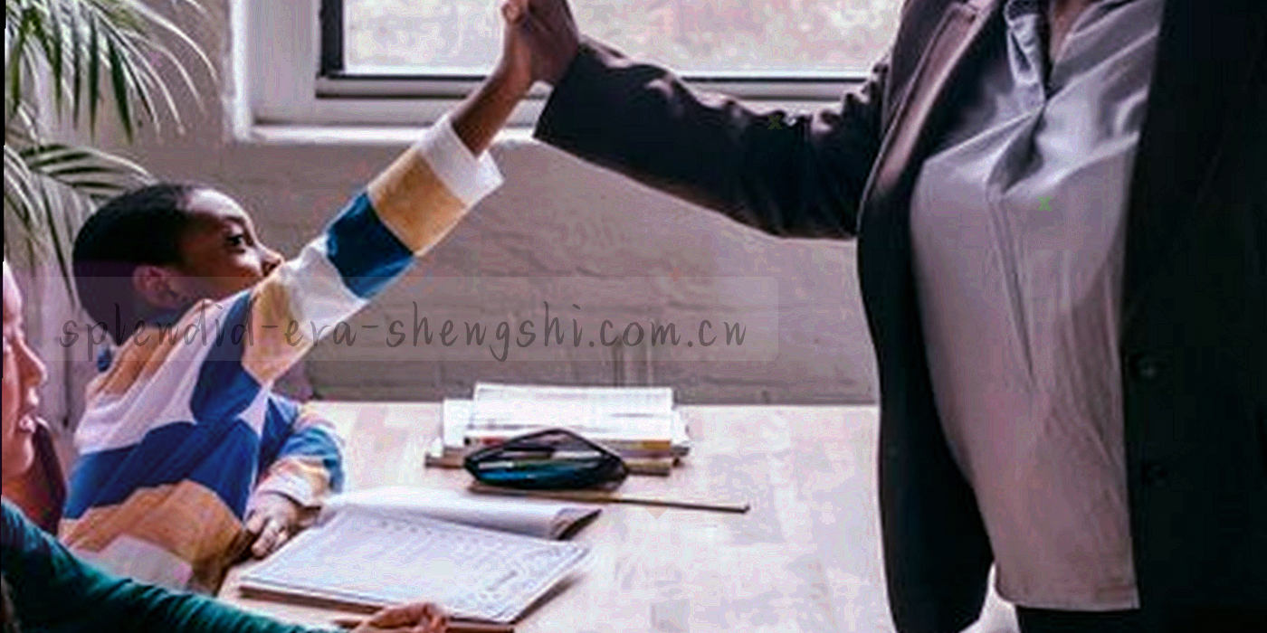 由深紫经陶土过渡到鎏金的横向色带，分成六段并标注刻度